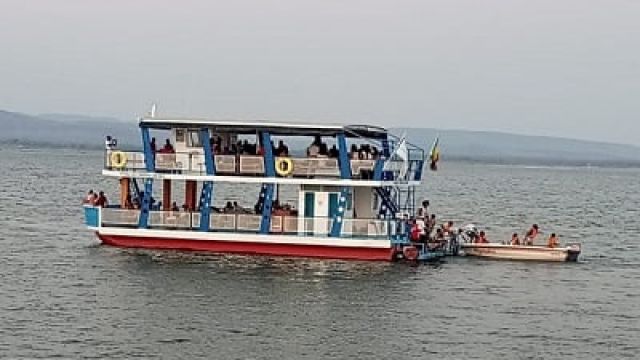 Boat-cruise-in-Kariba-1.jpg