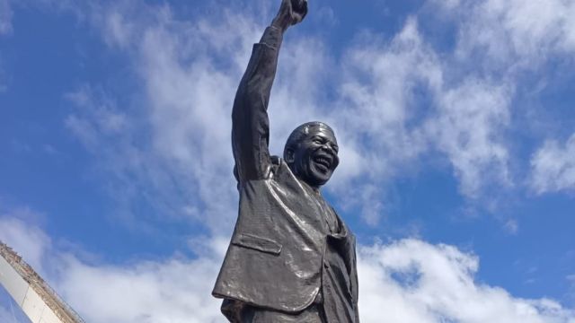 Nelson-Mandela-statue-1.jpg
