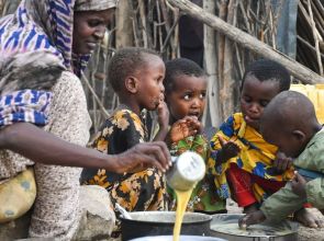 Somalia children hit by deepening food crisis