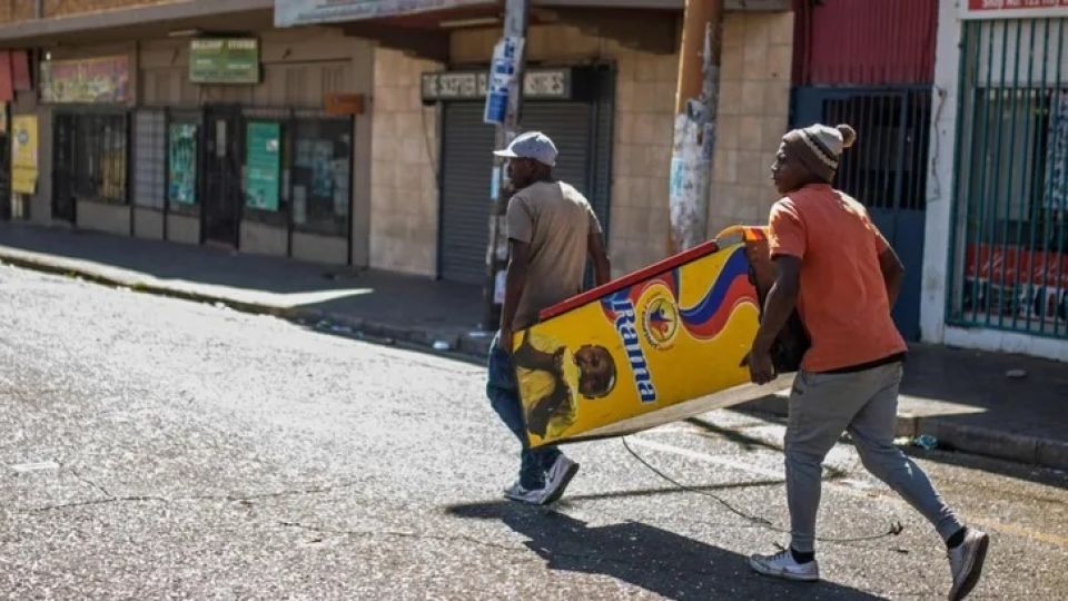 South-African-Xenophobones-loot-in-Free-States-1.jpg