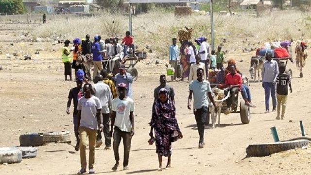 South-Sudanese-flee-war.jpg