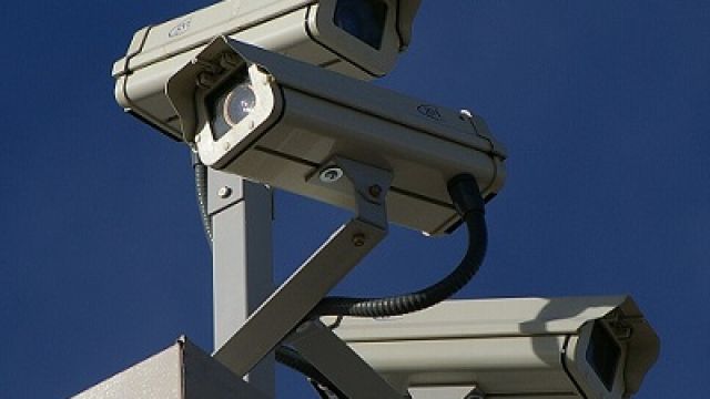Surveillance-video-tech.jpg
