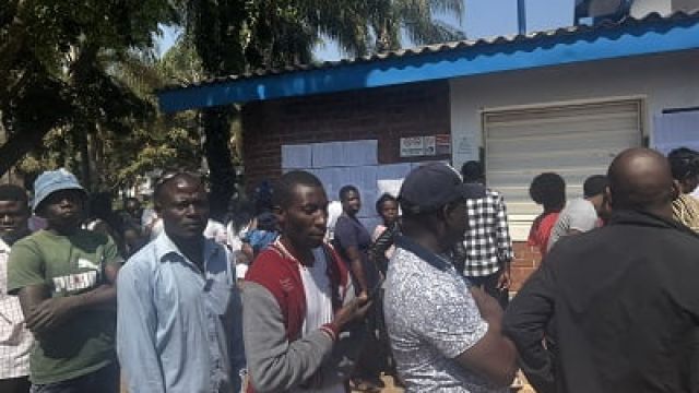 Zimbabweans-vote-1.jpg